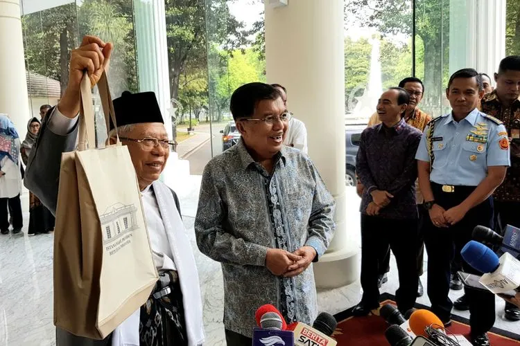 Wapres M Jusuf Kalla menyerahkan Dokumen yang berisi tentang informasi tugas-tugas sebagai Wakil Presiden , baik secara Struktural, Inisiatif dan Penugasan khusus dari Presiden kepada Wapres Terpilih KH Ma'ruf Amin di Kantor Wapres,Jalan Medan Merdeka Utara, Jakarta Pusat, Kamis (04/07/2019). (istana Wapres)