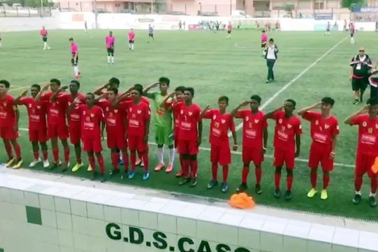 Pemain Timnas Pelajar U-15 Kemenpora memberi hormat usai menundukkan wakil dari tuan rumah, GDS de Cascais di Estoril, Portugal, Kamis waktu setempat melalui drama adu penalti dengan skor akhir 7-6. ANTARA/Kemenpora