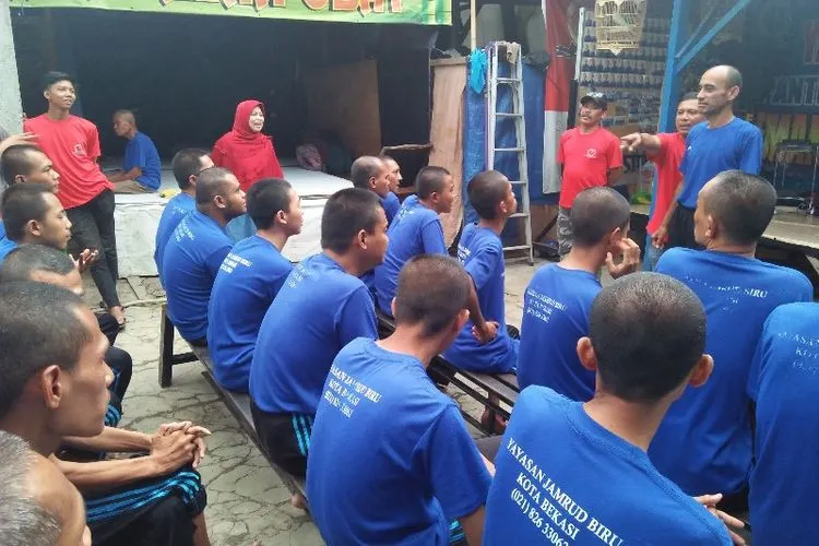 Ilustrasi--Seorang pasien Panti Sosial Disabilitas Mental Yayasan Jamrud Biru tengah berinteraksi dengan para pasien lainnya, Kelurahan Mustikasari, Kecamatan Mustikajaya, Kota Bekasi, Kamis (28/3/2019).