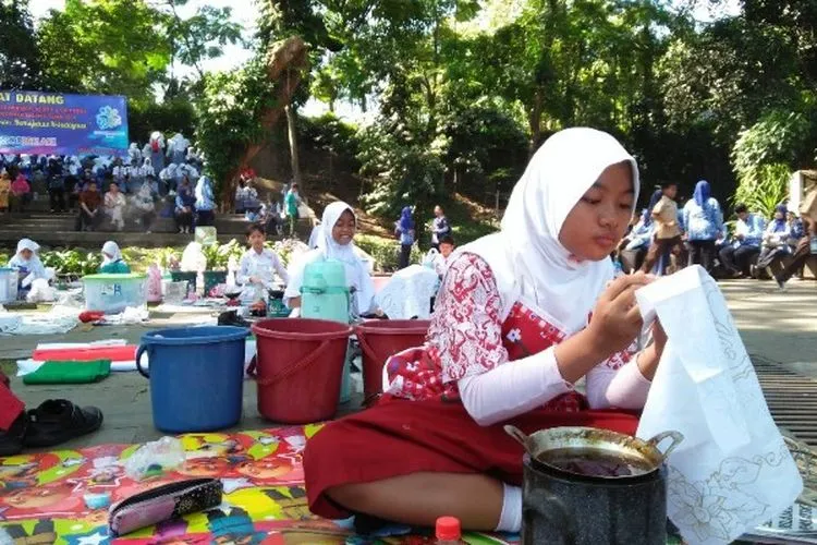Hardiknas Pelajar di Bogor Lomba Membatik, Melukis dan Cipta Puisi. (ayobogor.com/Husnul Khatimah)