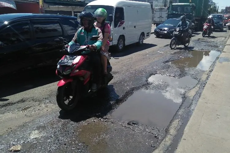 Jalan rusak di Bekasi. (ayobekasi.net/Ananda MF)