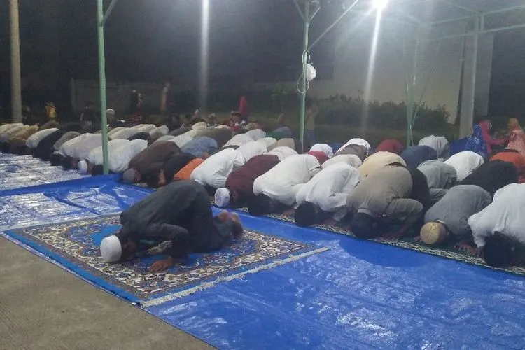 Warga Perumahan Cevest Hill Cluster De Valley, Desa Ciantra, Kecamatan Cikarang Selatan, Kabupaten Bekasi, melakukan sujud syukur menanggapi kabar baik tentang rencana pembangunan rumah ibadah di lingkungannya, Minggu (12/5/2019). (ayobekasi.net)