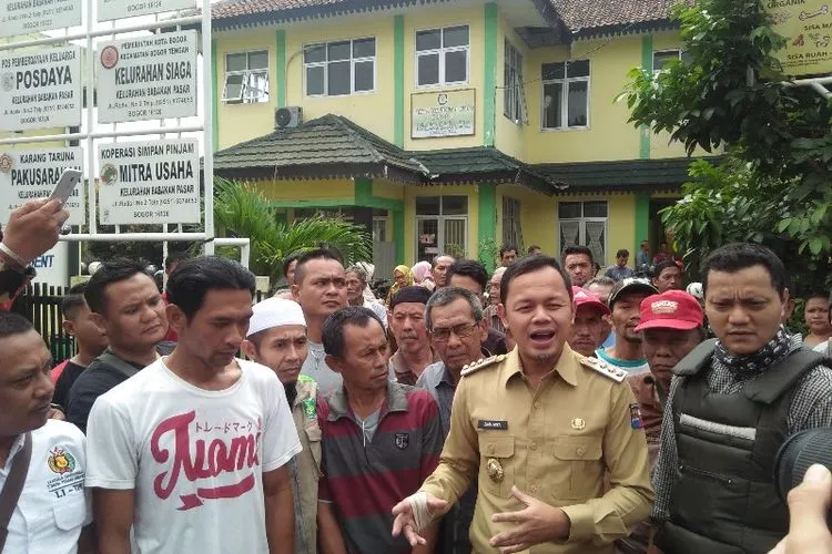 Bima Arya saat mendatangi warga Pulo Geulis. (ayobogor.com/Husnul Khatimah)