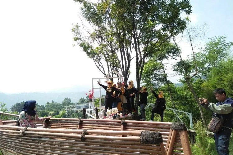 Bukit Geulis, Wisata Foto di Sukaraja Bogor yang Menyejukan Mata. (ayobogor.com)
