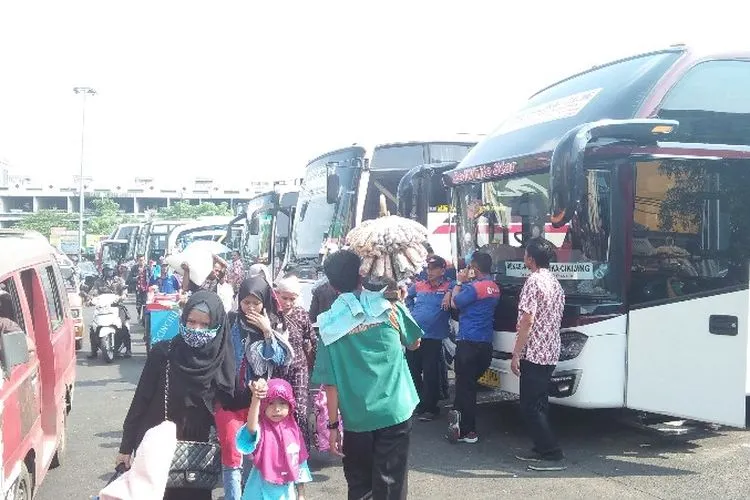 Para pemudik mulai kembali berdatangan ke Kota Bekasi terlihat di Terminal Induk Kota Bekasi, Selasa (11/6/2019).
