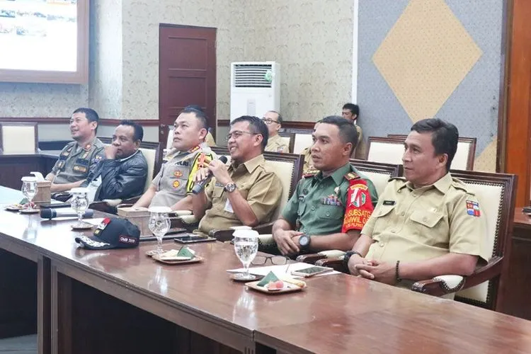 Pemerintah Kota (Pemkot) Bogor bersama unsur jajaran pimpinan TNI/Polri dan Panwaslu kembali melaksanakan video conference antara Pemerintah Provinsi (Pemprov) Jawa Barat (Jabar) bersama dengan Pemerintah Daerah Kabupaten/Kota se-Jabar di ruang Paseban Sri Bima, Balai Kota Bogor, Selasa (16/04/2019). (ayobogor.com/Husnul Khatimah)