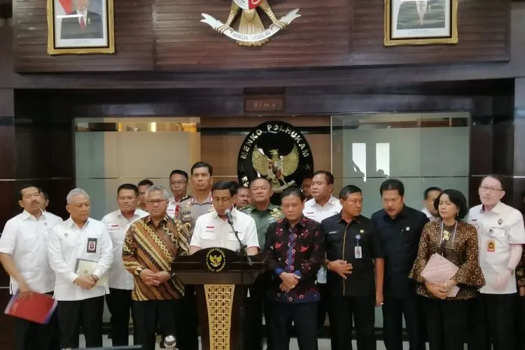 Menko Polhukam Wiranto (di podium)