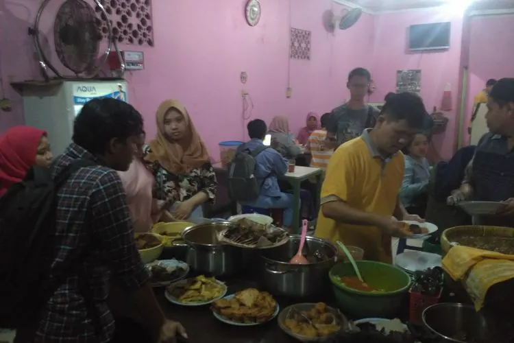 Warung nasi uduk Bang Bule di Jalan Mayor Oking, Pasar Proyek, Bekasi Timur, Kota Bekasi. (ayobekasi.net/Ananda MF)