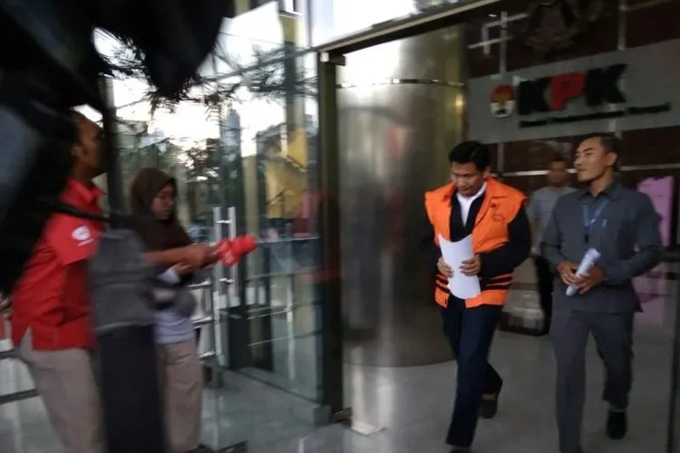 Anggota Komisi VI DPR RI Bowo Sidik Pangarso (rompi jingga), salah satu kasus suap pengangkutan bidang pelayaran untuk kebutuhan distribusi pupuk menggunakan kapal PT Humpuss Transportasi Kimia (HTK). (Antara/Benardy Ferdiansyah)