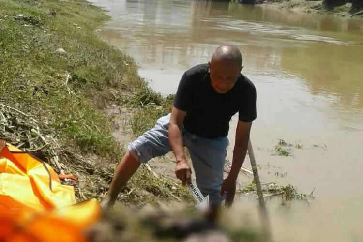 Seorang wanita tanpa identitas ditemukan sudah tak bernyawa di Sungai Citarum di Kampung Bojong, Desa Bojongsari, Kecamatan Kedungwaringin, Kabupaten Bekasi, Kamis (2/5/2019).