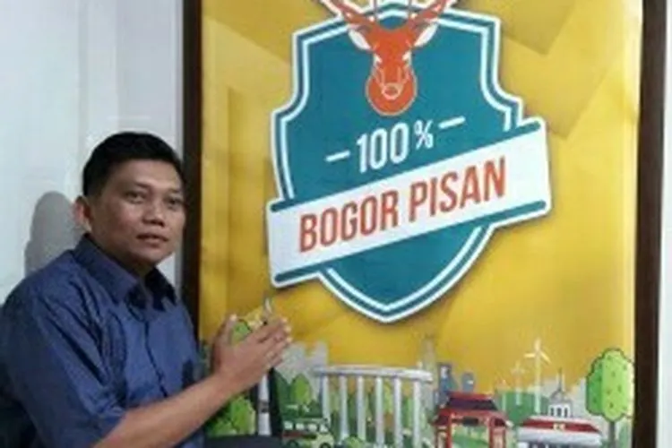 Kadisperindag memperagakan logo 100 % Bogor Pisan.