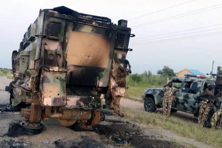Sebuah kendaraan militer rusak di Kota Gudumbali setelah serangan oleh para anggota ISIS di Afrika Barat (ISWA), Nigeria, 11 September 2018. (REUTERS/Kolawole Adewale)