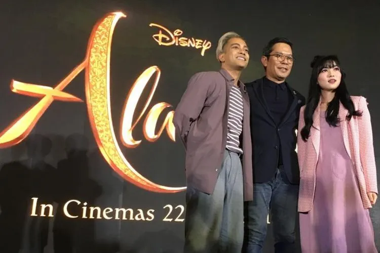 head country Disney Indonesia Herry Salim (tengah) bersama Gamaliel (kiri) dan Isyana Sarasvati (kanan) dalam peluncuran lagu tema Aladdin “A Whole New World”, di Jakarta, Jumat (17/5/2019). (ANTARA News/Suwanti)