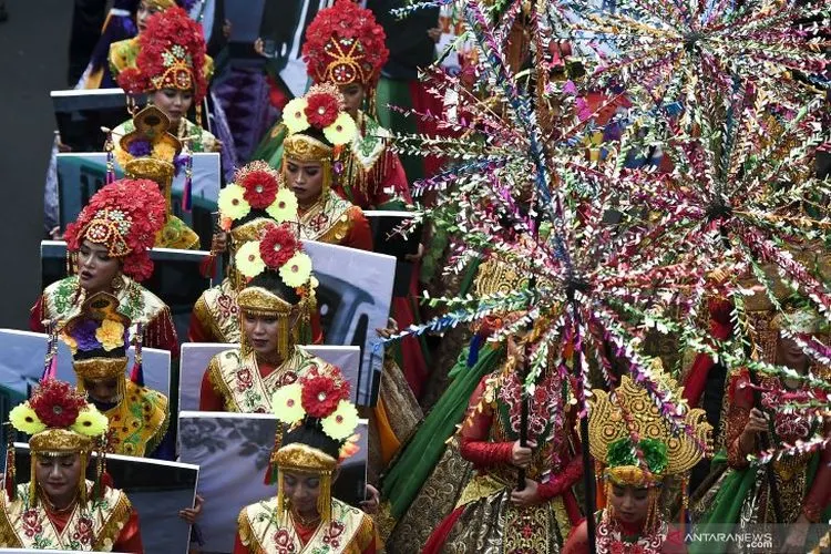 Peserta festival budaya Jakarnaval 2019 melintas di Jalan M.H. Thamrin, Jakarta, Minggu (30/6/2019). (ANTARA FOTO/Galih Pradipta/wsj).