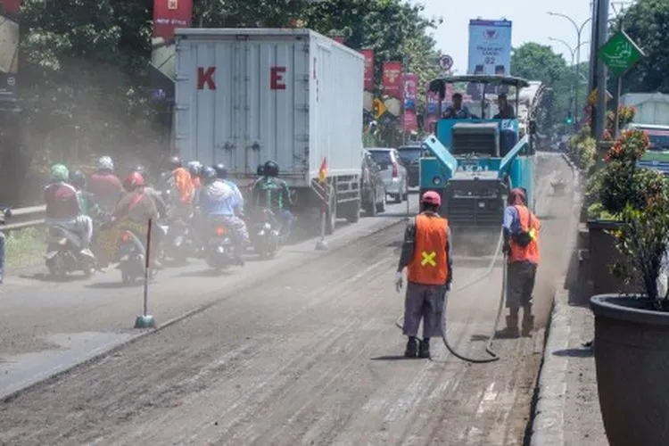 Ilustrasi--Pekerja memperbaiki jalan rusak di jalur pantura Batang, Jawa Tengah, Sabtu (6/4/2019). Perbaikan jalan nasional jalur pantura tersebut guna memberikan kenyamanan para pengguna jalan dan untuk mencegah terjadinya kecelakaan karena jalan berlubang dan bergelombang akibat musim hujan. ANTARA FOTO/Harviyan Perdana Putra/hp.