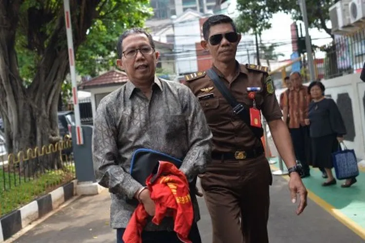 Mantan pelaksana tugas (Plt) Ketua Umum PSSI Joko Driyono (kiri) bersiap mengikuti sidang perdana kasus dugaan penghilangan barang bukti pengaturan skor di Pengadilan Negeri Jakarta Selatan, Jakarta, Senin (6/5/2019). Sidang tersebut beragendakan pembacaan dakwaan. ANTARA FOTO/Aprillio Akbar/wsj.