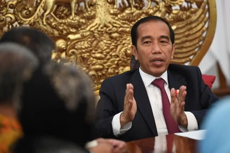 Presiden Joko Widodo menjawab pertanyaan saat wawancara khusus dengan Perum LKBN Antara di Istana Merdeka, Jakarta, Rabu (12/6/19). Presiden memaparkan sejumlah program kerja dan membahas isu-isu terkini. ANTARA FOTO/Wahyu Putro A/pras.
