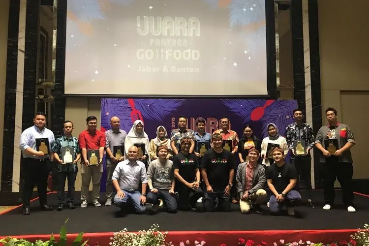 Pemberian penghargaan bagi mitra Go-food terbaik di Jawa Barat. (ayobandung.com/Nur Khansa)
