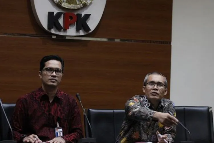 Wakil Ketua KPK, Alexander Marwata (kanan) bersama juru bicara KPK Febri Diansyah (kiri) memberikan keterangan kepada wartawan terkait dengan penetapan tersangka baru, di gedung Komisi Pemberantasan Korupsi, Jakarta, Jumat (1/3/2019). KPK kembali menetapkan korporasi PT. Merial Esa sebagai tersangka baru terkait pengembangan penanganan perkara dugaan suap terhadap anggota DPR RI periode 2014-2019 Fayakhun Andriadi, dalam tindak pidana korupsi proyek pengadaan alat monitoring satelit di Bakamla yang dibiayai