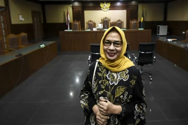 Terdakwa kasus dugaan korupsi investasi perusahaan di blok Basker Manta Gummy (BMG) Australia tahun 2009, Karen Agustiawan berjalan untuk menjalani sidang lanjutan di Pengadilan Tipikor, Jakarta, Senin (10/6/2019). Mantan Dirut Pertamina tersebut menjalani sidang dengan agenda pembacaan putusan oleh majelis hakim. ANTARA FOTO/Muhammad Adimaja/foc.