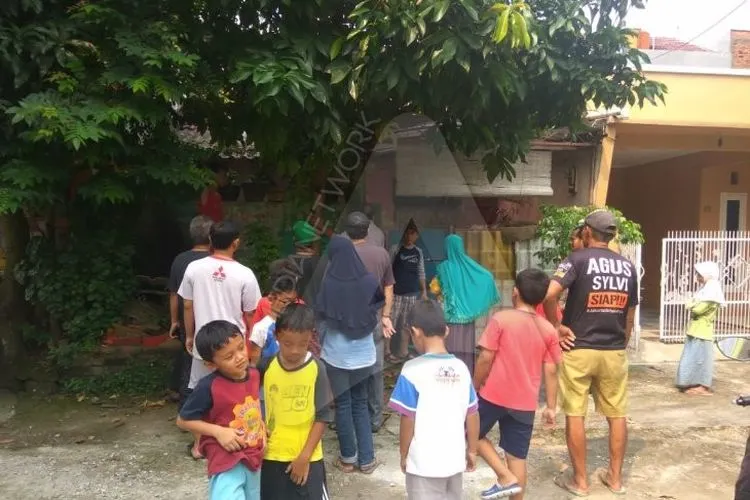 Suasana di depan rumah Kakek Kasman yang ditemukan membusuk di kamarnya di Perumahan Mutiara Gading Timur, Kota Bekasi (ANTARA News/tman Ahdiat)