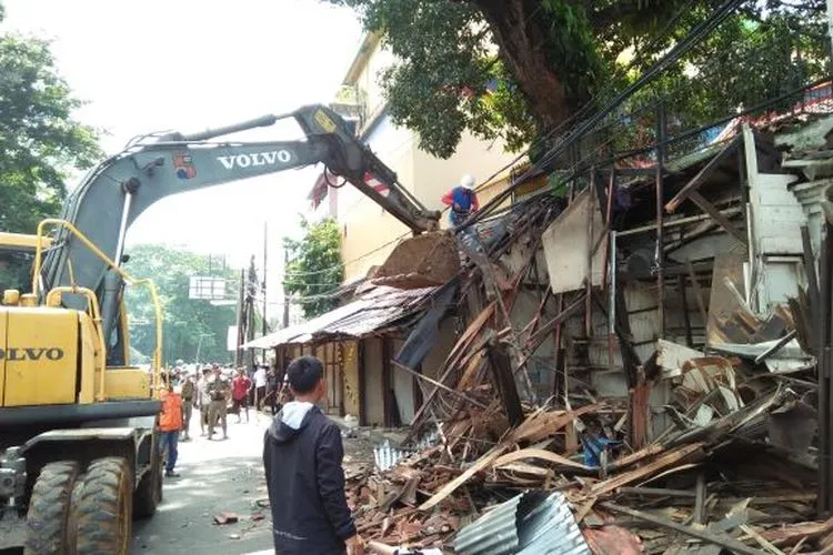 Belasan Kios Souvenir Depan Kebun Raya Bogor Dibongkar. (ayobogor.com/Husnul Khatimah)