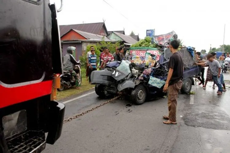 Ilustrasi--Warga mengevakuasi mobil pick up yang remuk usai menabrak bagian belakang truk Pertamina pengangkut gas LPG yang terparkir di pinggir jalur Trans Sulawesi di Kabupaten Pangkep, Sulawesi Selatan, Senin (3/6/2019). Kecelakaan itu diduga akibat sopir mobil pick up mengantuk dan mengakibatkan sopir dan seorang penumpang mobil pick up tersebut terluka parah. ANTARA FOTO/Arnas Padda/YU/foc.
