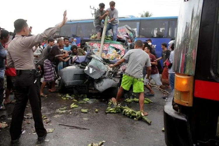 Ilustrasi--Warga mengevakuasi sopir dan seorang penumpang dari dalam mobil pick up yang remuk usai menabrak bagian belakang truk Pertamina pengangkut gas LPG yang terparkir di pinggir jalur Trans Sulawesi di Kabupaten Pangkep, Sulawesi Selatan, Senin (3/6/2019). Kecelakaan itu diduga akibat sopir mobil pick up mengantuk dan mengakibatkan dua orang terluka parah. ANTARA FOTO/Arnas Padda/YU/foc.