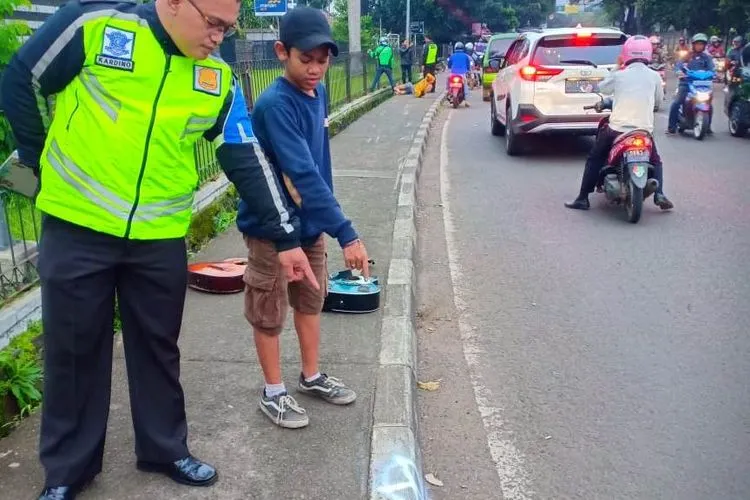 Ilustrasi--Petugas kepolisian menunjukkan bekas kecelakaan yang dialami dua pemuda di Jalan Gunung Batu, Selasa (19/2/2019).(Ist)