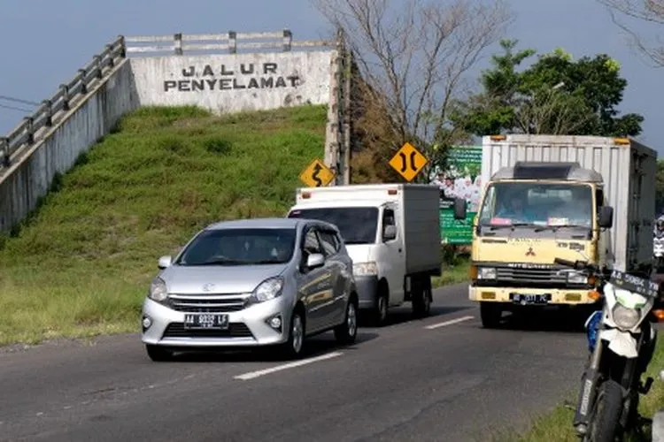 Sejumlah kendaraan melintasi bangunan jalur penyelamat di turunan jalan raya Magelang-Wonosobo desa Gondang, Kertek, Wonosobo, Jawa Tengah Rabu (29/5/2019). Jalur mudik di antara gunung Sindoro-Sumbing tersebut merupakan jalur rawan kecelakaan karena banyak tikungan, turunan maupun tanjakan sejauh 10 kilometer serta sering berkabut saat pagi dan sore hari. ANTARA FOTO/Anis Efizudin/foc.