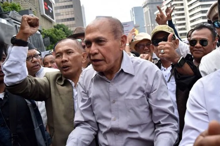 Mantan Kepala Staf Komando Strategis Angkatan Darat (Kas Kostrad) Mayjen TNI Purnawirawan Kivlan Zein (tengah) menghadiri unjuk rasa menuntut diusutnya dugaan kecurangan Pemilu 2019 di Kantor Bawaslu RI, Jakarta, Kamis (9/5/2019). Polisi membubarkan unjuk rasa tersebut karena tidak memiliki surat tanda terima pemberitahuan unjuk rasa. ANTARA FOTO/Aditya Pradana Putra./hp.