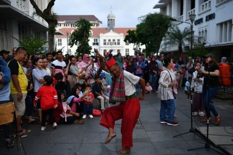Warga menari di kawasan wisata Kota Tua, Jakarta Barat, Jumat (7/6/2019). Pada masa libur cuti Lebaran, kawasan wisata Kota Tua Jakarta dipadati wisatawan. ANTARA FOTO/Sigid Kurniawan./hp.