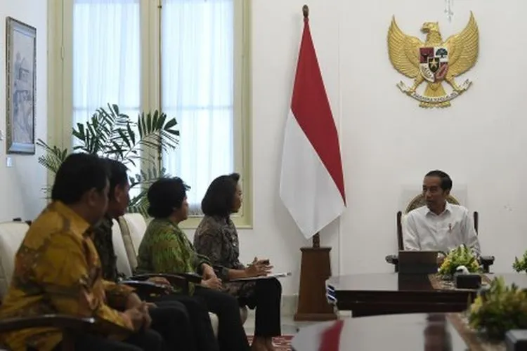 Presiden Joko Widodo (kanan) menerima Ketua Panitia Seleksi calon pimpinan Komisi Pemberantasan Korupsi (KPK) periode 2019-2023 Yenti Ganarsih (keempat kiri) bersama anggota di Istana Merdeka, Jakarta, Senin (17/6/19). Presiden berharap Pansel KPK menghasilkan calon pimpinan KPK dengan kemampuan managerial dan menguasai dinamika pemberantasan korupsi. ANTARA FOTO/Puspa Perwitasari/nz.