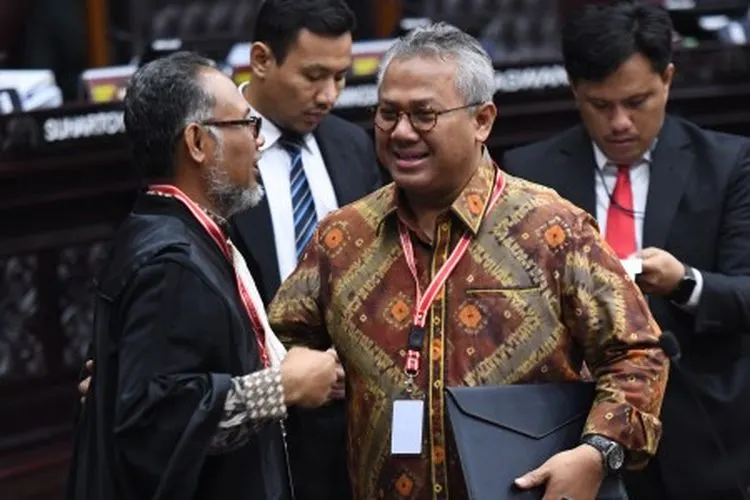 Ketua KPU Arief Budiman (kedua kanan) selaku pihak termohon berbincang dengan Ketua tim kuasa hukum pasangan calon presiden dan calon wakil presiden nomor urut 02 Bambang Widjojanto (kiri) sebelum mengikuti sidang lanjutan Perselisihan Hasil Pemilihan Umum (PHPU) Pilpres 2019 di gedung Mahkamah Konstitusi, Jakarta, Selasa (18/6/2019). Sidang tersebut beragendakan mendengarkan jawaban termohon, pihak terkait dan Bawaslu. ANTARA FOTO/Hafidz Mubarak A/wsj.