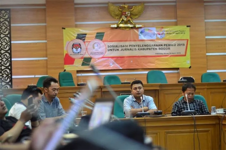 Komisioner KPU Kabupaten Bogor Jawa Barat Heri Setiawan (tengah) saat memberikan paparan pada sosialisasi penyelenggaraan Pemilu 2019 untuk jurnalis, di Cibinong Kabupaten Bogor, Jawa Barat, Senin (8/4). (Megapolitan.Antaranews.Com/Foto: M. Fikri Setiawan).