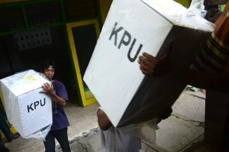 Ilustrasi--Pekerja membongkar muat kotak suara ke atas truk saat pendistribusian logistik Pemilu serentak 2019 di GOR Jombang, Jawa Timur, Rabu (10/4/2019). Meski masih ada kekurangan sekitar 26 ribu surat suara, KPU Jombang mulai mendistribusikan logistik Pemilu serentak 2019 ke Panitia Pemilihan Kecamatan (PPK) hingga 14 April mendatang. ANTARA FOTO/Syaiful Arif/wsj.
