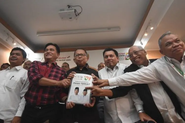 Ketua tim kuasa hukum capres dan cawapres 01, Yusril Ihza Mahendra (kedua kiri) bersama Direktur Hukum dan Advokasi Tim Kampanye Nasional (TKN) Joko Widodo-Ma'ruf Amin, Ade Irfan Pulungan (ketiga kanan) dan Wakil Ketua Tim Kampanye Nasional (TKN) Jokowi-Ma'ruf, Arsul Sani (ketiga) menunjukkan berkas perbaikan keterangan selaku pihak terkait dalam Sidang PHPU Pilpres 2019 saat konferensi pers perkembangan sidang tersebut di Rumah Pemenangan Cemara, Jakarta, Senin (17/6/2019). Tim kuasa hukum TKN dalam ketera