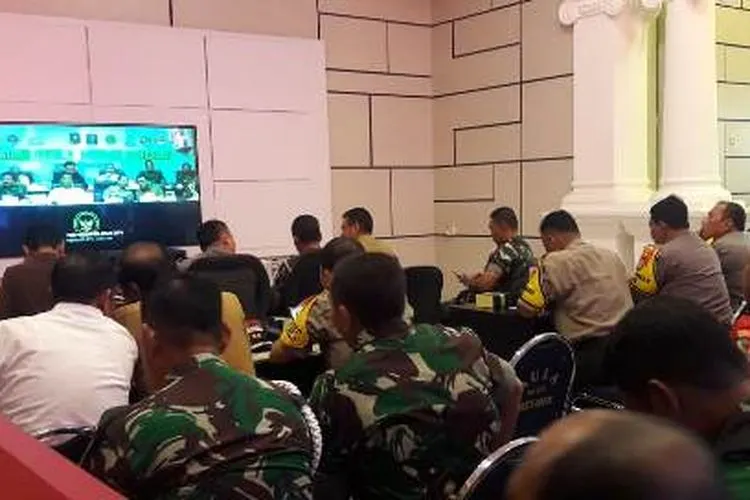 Jelang pelaksanaan puncak pesta demokrasi 2019, Menteri Koordinator Bidang Politik Hukum dan Keamanan, Wiranto melakukan Video conference dengan seluruh kepala daerah untuk memberikan sejumlah arahan termasuk dengan pejabat daerah Kota Bogor yang dilakukan di Mapolresta Bogor, Senin (15/4/2019).