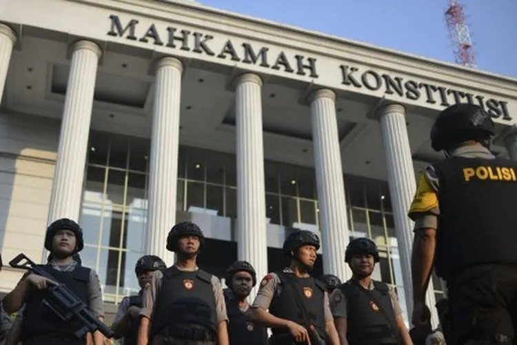ersonel Samapta Polri bersiap melakukan pengamanan di sekitar Gedung Mahkamah Konstitusi (MK), Jakarta, Rabu (26/6/2019). Sebanyak 13.747 personel gabungan TNI-Polri disiagakan jelang putusan sidang Perselisihan Hasil Pemilihan Umum (PHPU) Pilpres 2019 di Mahkamah Konstitusi (MK), Kamis (27/6). ANTARA FOTO/Nova Wahyudi
