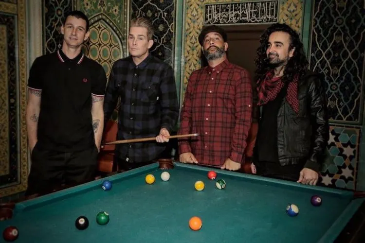 Mark McGrath (kedua dari kiri) bersama band Sugar Ray (markmcgrath.com)