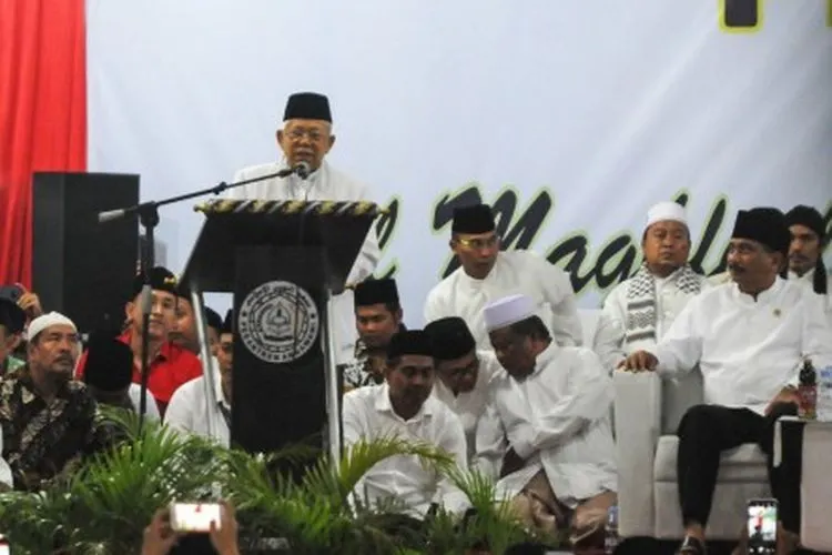 Cawapres nomor urut 01 Maruf Amin memberikan sambutan pada peringatan Haul ke-126 Syekh Nawawi Al-Bantani di Pondok Pesantren An-Nawawi di Tanara, Serang, Banten, Jumat (28/6/2019). Peringatan Haul ke-126 Syekh Nawawi Al-Bantani dirayakan setiap tahun pada akhir bulan syawal yang diisi dengan berbagai macam kegiatan keagamaan. ANTARA FOTO/Muhammad Bagus Khoirunas/af/ama.