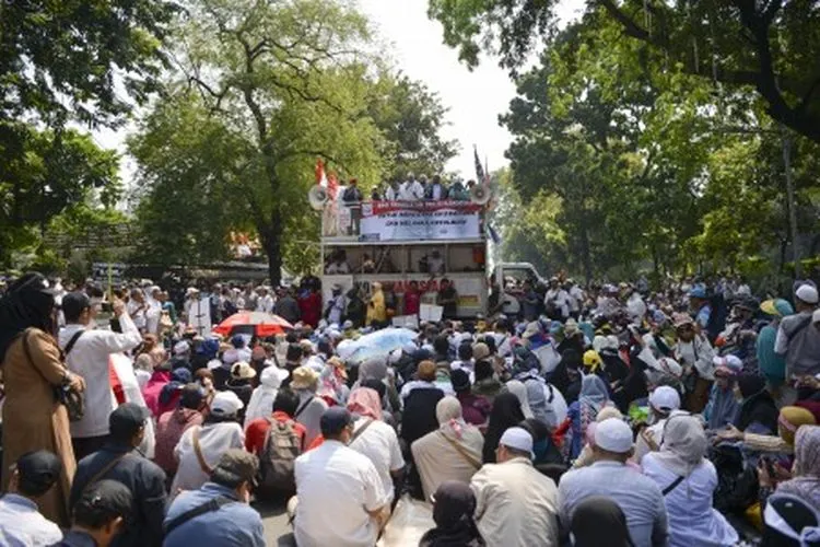 Massa aksi kawal putusan Mahkamah Konstitusi (MK) melakukan unjuk rasa di kawasan Jalan Medan Merdeka Barat, Jakarta, Kamis (27/6/2019). Unjuk rasa tersebut digelar untuk mengawal sidang putusan sengketa hasil Pilpres tahun 2019 di Mahkamah Konstitusi. ANTARA FOTO/Nova Wahyudi/foc.