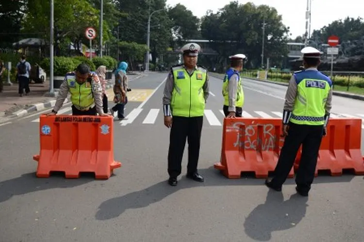 Polisi lalu lintas berjaga di ujung Jalan Medan Merdeka Barat yang ditutup di Jakarta, Jumat (14/6/2019). Direktorat Lalu Lintas Polda Metro Jaya akan melaksanakan rekayasa lalu lintas yang diterapkan mulai sebelum dan saat sidang Perselisihan Hasil Pemilihan Umum (PHPU) Pilpres 2019 di Mahkamah Konstitusi (MK). ANTARA FOTO/M Risyal Hidayat/wsj.