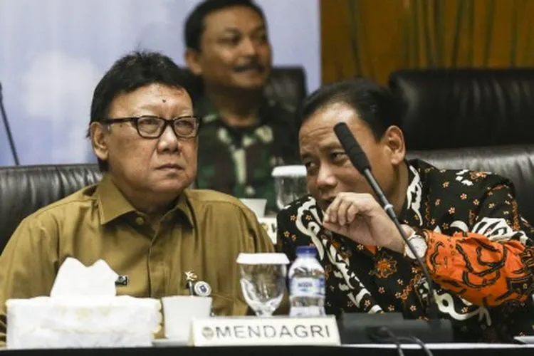 Mendagri Tjahjo Kumolo (kiri) berbincang dengan Ketua Bawaslu Abhan (kanan) saat mengikuti rapat koordinasi kesiapan akhir pengamanan tahapan pemungutan dan perhitungan suara Pileg dan Pilpres Tahun 2019 di Jakarta, Senin (15/4/2019). ANTARA FOTO/Nova Wahyudi/ama.
