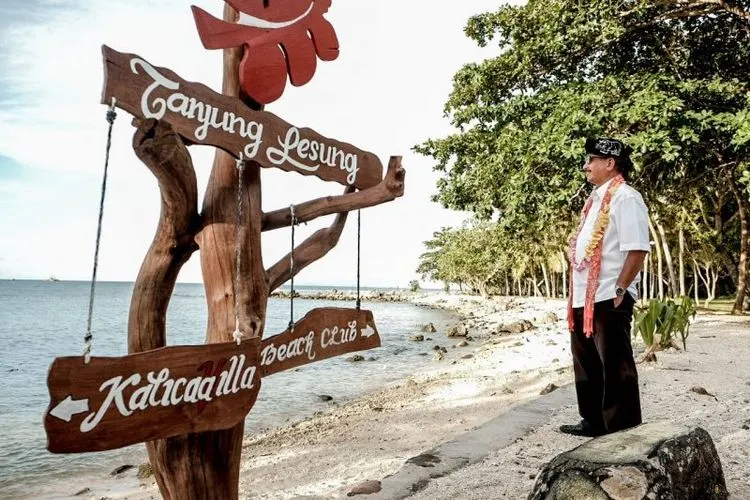 Menteri Pariwisata Arief Yahya saat meninjau Pantai Tanjung Lesung, Banten, Senin (1/4/2019). Kunjungan ke Tanjung Lesung dalam upaya membangkitkan kembali objek wisata di Banten yang terpuruk akibat dilanda tsunami 22 Desember 2018. (Dokumentasi Kementerian Pariwisata).