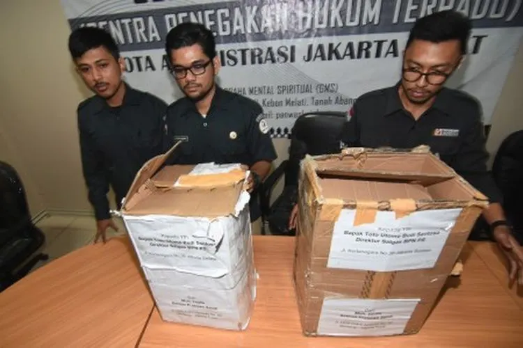 Petugas Bawaslu Jakarta Pusat menunjukkan kardus berisi ribuan form C1 Pemilu yang diamankan polisi dari sebuah mobil yang melaju di kawasan Menteng, Jakarta, di Gedung Bawaslu Jakarta Pusat, Senin (6/5/2019). Pihak Bawaslu mengatakan masih akan melakukan investigasi dan pemeriksaan terhadap temuan ribuan form C1 dari wilayah Boyolali dan sejumlah daerah lainnya tersebut. ANTARA FOTO/Indrianto Eko Suwarso/ama.