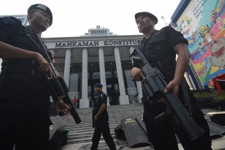 Petugas Brimob Riau melakukan pengamanan di sekitar Gedung Mahkamah Konstitusi, Jakarta, Kamis (13/6/2019). Pengamanan dilakukan menjelang sidang Perselisihan Hasil Pemilihan Umum (PHPU) yang akan berlangsung Jumat (14/6). ANTARA FOTO/Indrianto Eko Suwarso/nz.