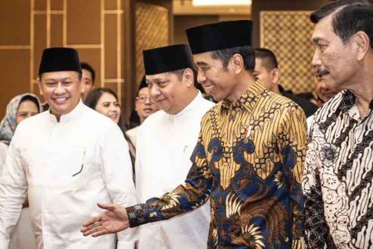 Presiden Joko Widodo (kedua kanan), Ketua Umum DPP Partai Golkar Airlangga Hartarto (kedua kiri), Ketua DPR Bambang Soesatyo (kiri), dan Menteri Koordinator Bidang Kemaritiman Luhut Binsar Pandjaitan (kanan) berbincang saat menghadiri acara Buka Puasa Bersama Partai Golkar, di Jakarta, Minggu (19/5/2019). Kegiatan tersebut mengangkat tema Menjemput Kemenangan Ramadhan. ANTARA FOTO/Aprillio Akbar/foc.