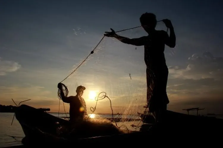 Siluet nelayan merapikan jaringnya di Perairan Tanjung Peni, Kota Cilegon, Banten Rabu (27/3/2019). Badan Meteorologi, Klimatologi dan Geofisika (BMKG) mengimbau warga di sepanjang pesisir pantai di Banten untuk mewaspadai gelombang tinggi dan hembusan angin kencang dengan kecepatan hingga 30 kilometer per jam yang terjadi hingga awal April 2019. ANTARA FOTO/Dziki Oktomauliyadi/af/aww.