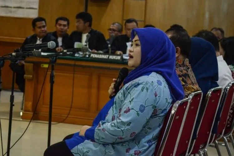 Terdakwa kasus dugaan suap perizinan Meikarta, Neneng Hasanah Yasin (kiri) menjawab pertanyaan Jaksa Penuntut Umum saat menjalani sidang dengan agenda pemeriksaan terdakwa di Pengadilan Tipikor, Bandung, Jawa Barat, Rabu (10/4/2019). Dalam sidang tersebut, Jaksa Penuntut Umum KPK memberikan beberapa pertanyaan kepada Mantan Bupati Bekasi itu guna memberikan keterangan terkait dugaan suap perizinan Meikarta. ANTARA FOTO/Raisan Al Farisi/hp.